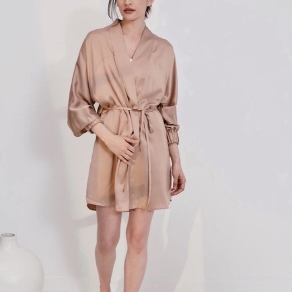 Lunya Short Washable Silk Robe (sold out color) - Picture 1 of 12